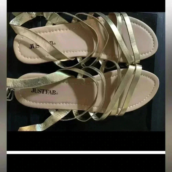 💜 2/25 JustFab Metallic Gold Sandals - Picture 3 of 3